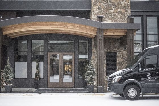 Exterior view of the main entrance at Hotel Jackson