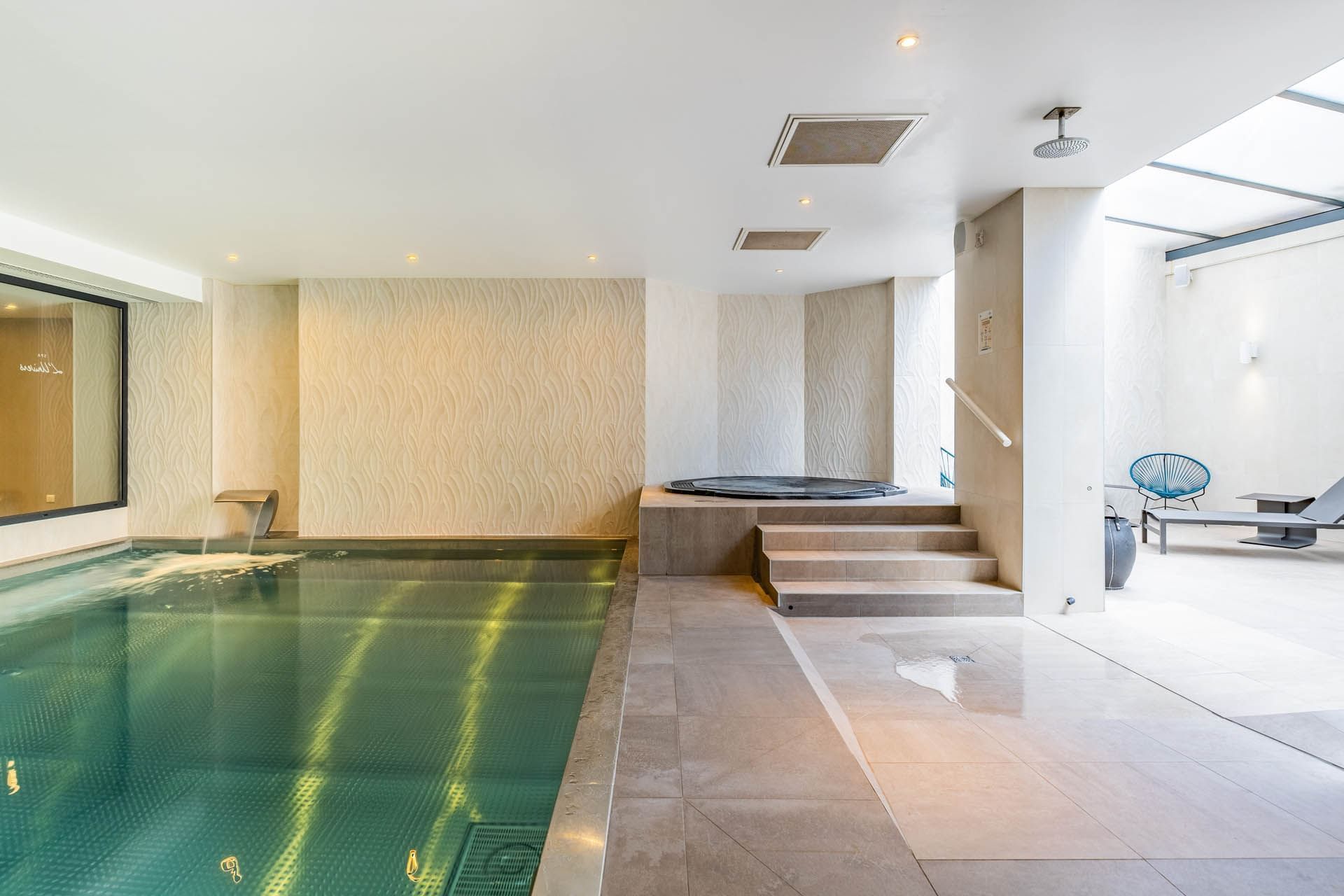 Zone de la piscine intérieure dans le spa à l'Oceania L'Univers Tours