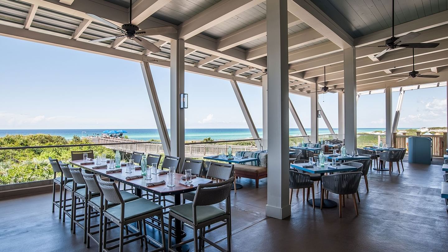 Table arrangement in Fish Out Of Water at Watersound Inn
