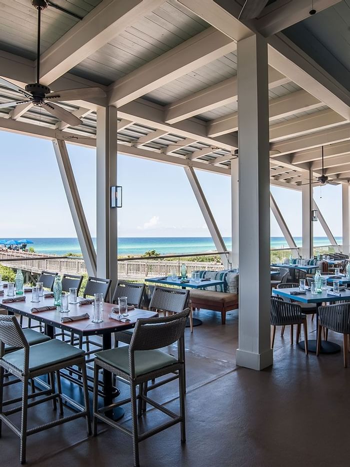 Table arrangement in Fish Out Of Water at Watersound Inn
