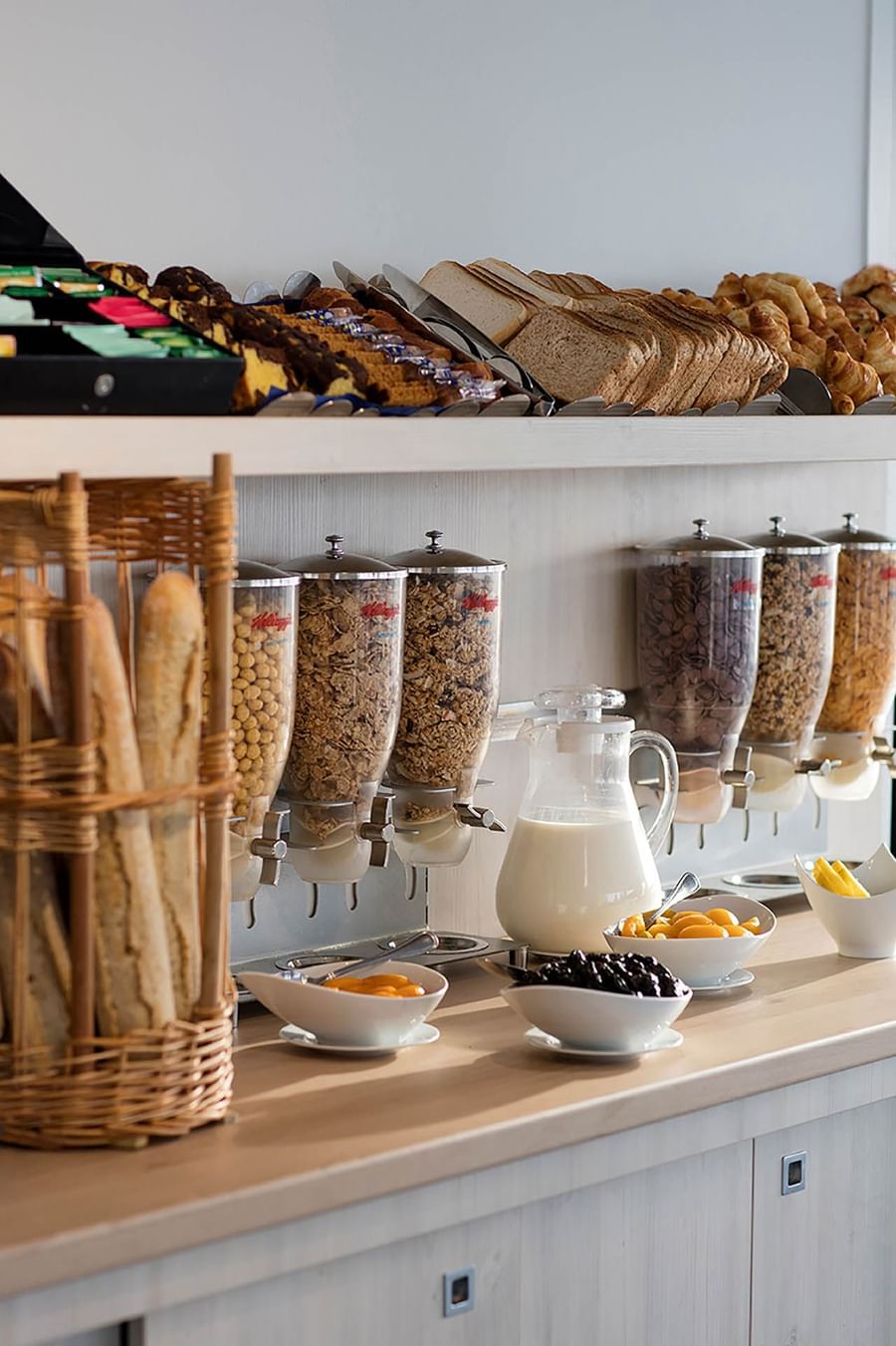 Petit-déjeuner sous forme de buffet composé de céréales, de lait et de fruits au Splendid Hotel & Spa Nice