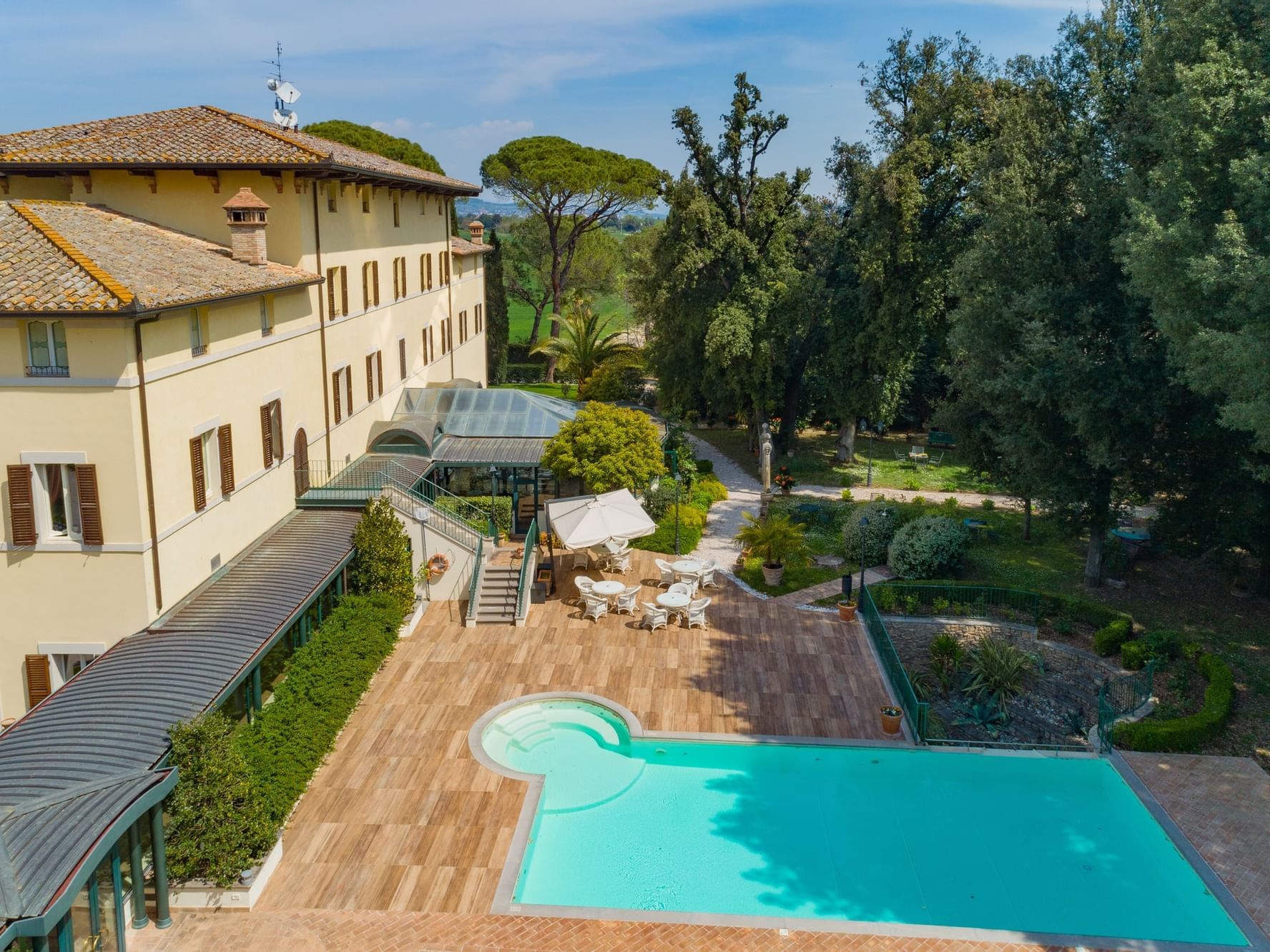 https://image-tc.galaxy.tf/wijpeg-e9pw0d5u2de6j1q08fgbqtn6r/villa-storica-con-piscina-a-perugia-in-umbria-posta-donini-1579-una-esperienze_standard.jpg?crop=112%2C0%2C1776%2C1332