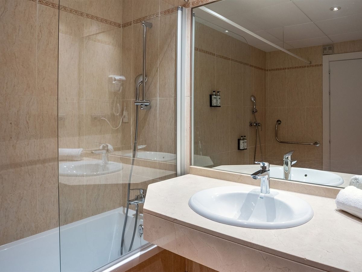 Two comfy beds with TV area in Adapted Standard Room at Ponient Pirámide Salou