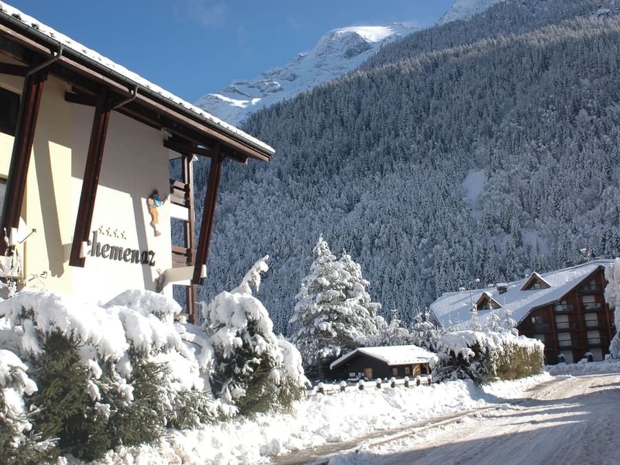 A view of the Chalet-Hotel La Chemenaz by the snowy mountains 