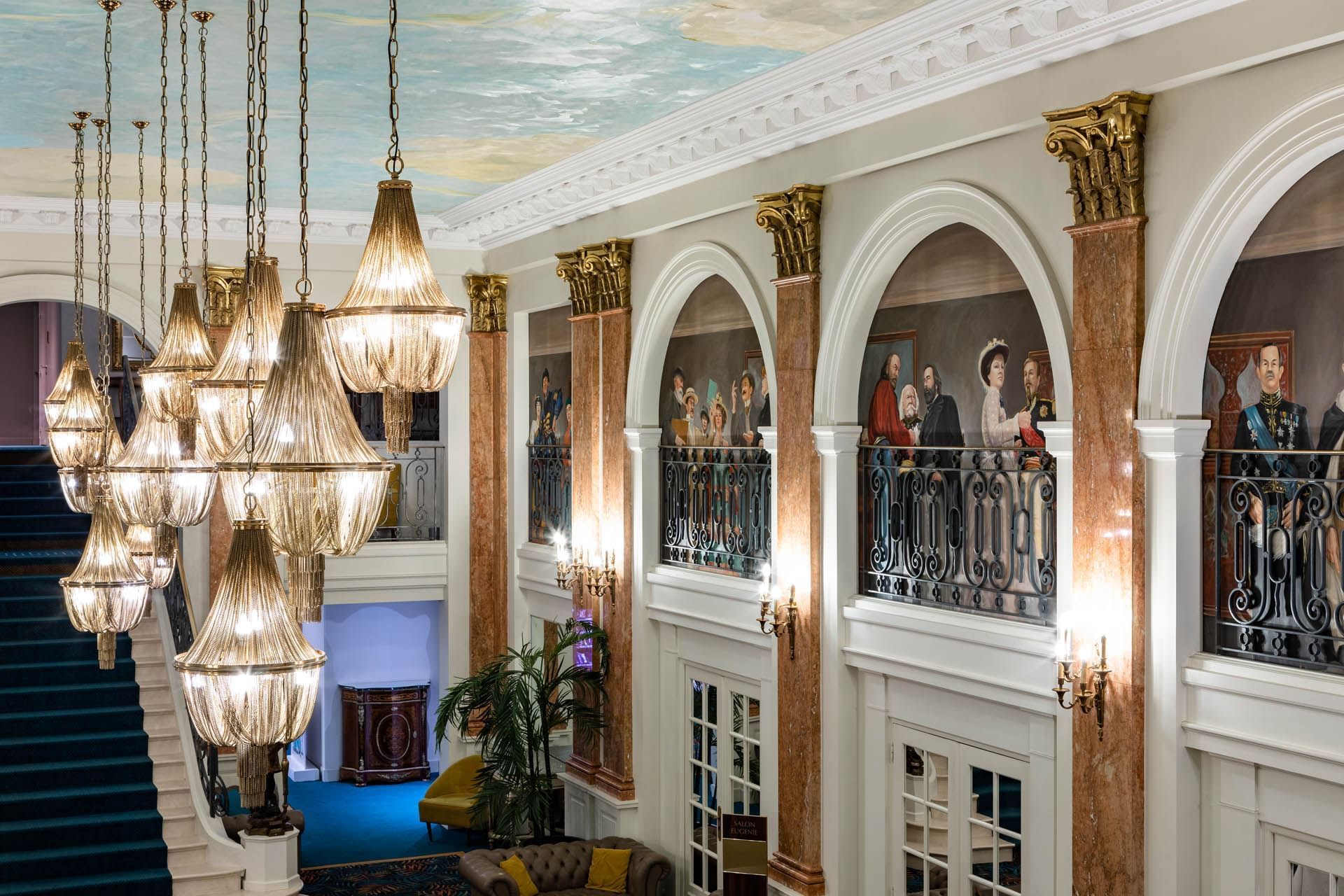 Hall avec balcon et lustre, Oceania L'Univers Tours