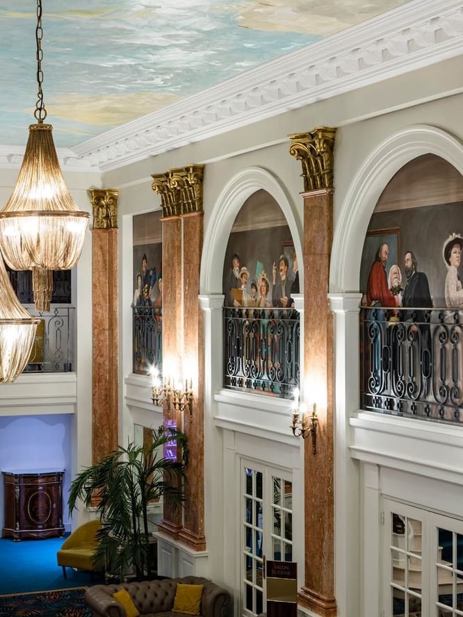 Lobby avec balcon et lustre, Oceania L'Univers Tours