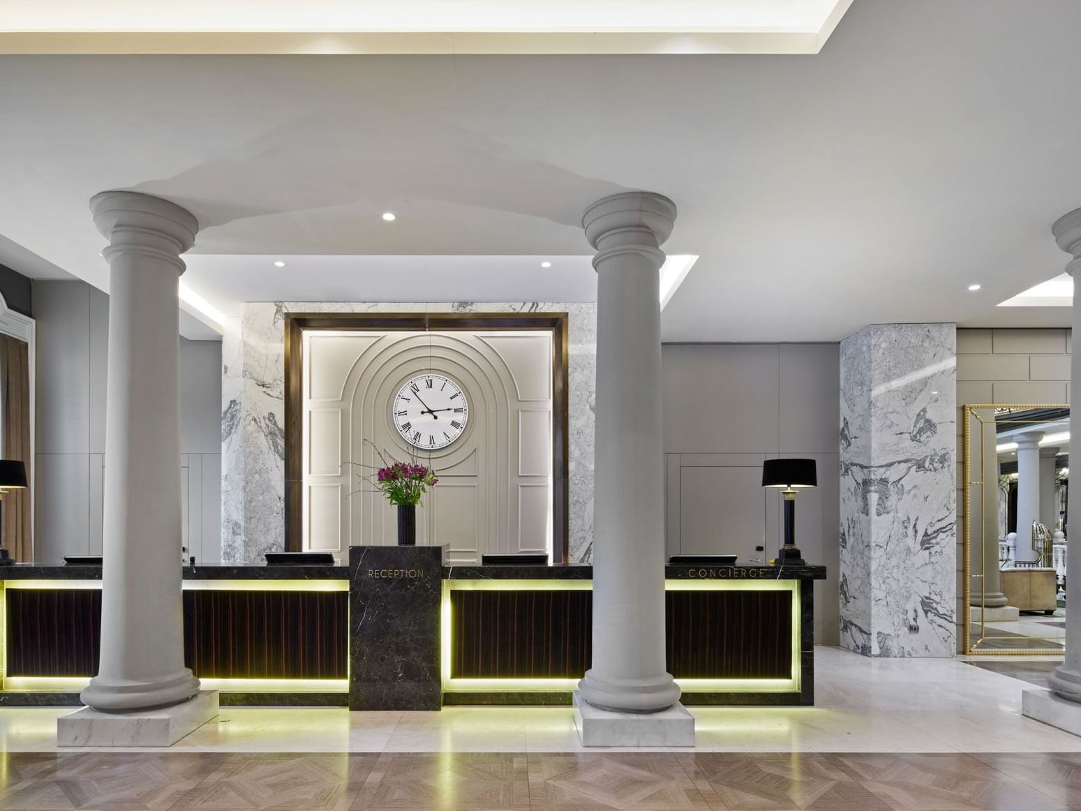 Die elegante Lobby mit Plüschsitzen und imposanten Säulen im Titanic Gendarmenmarkt Berlin.