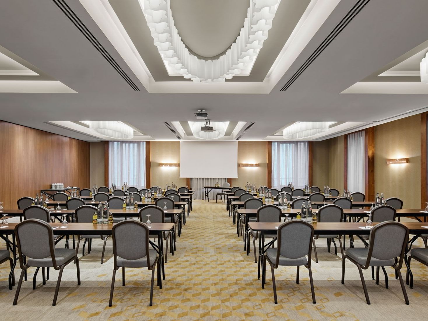 Klassenzimmerbestuhlung mit digitalem Bildschirm im Titanic Chaussee Berlin.