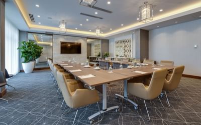 U-shape table & TV in St Lazare Hudson Rooms, Chateau Vaudreuil