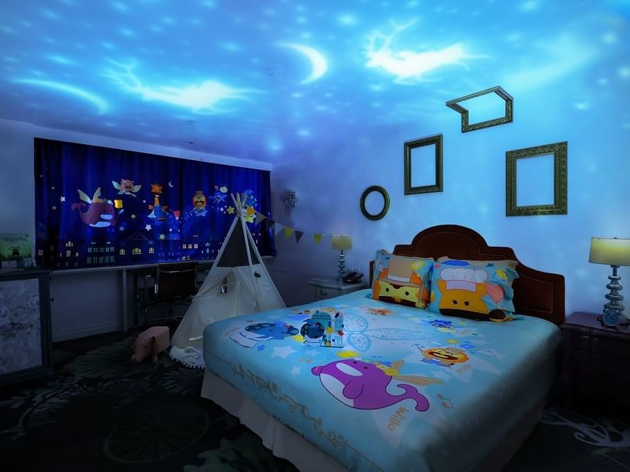 Marcus & Marcus Feature Room night