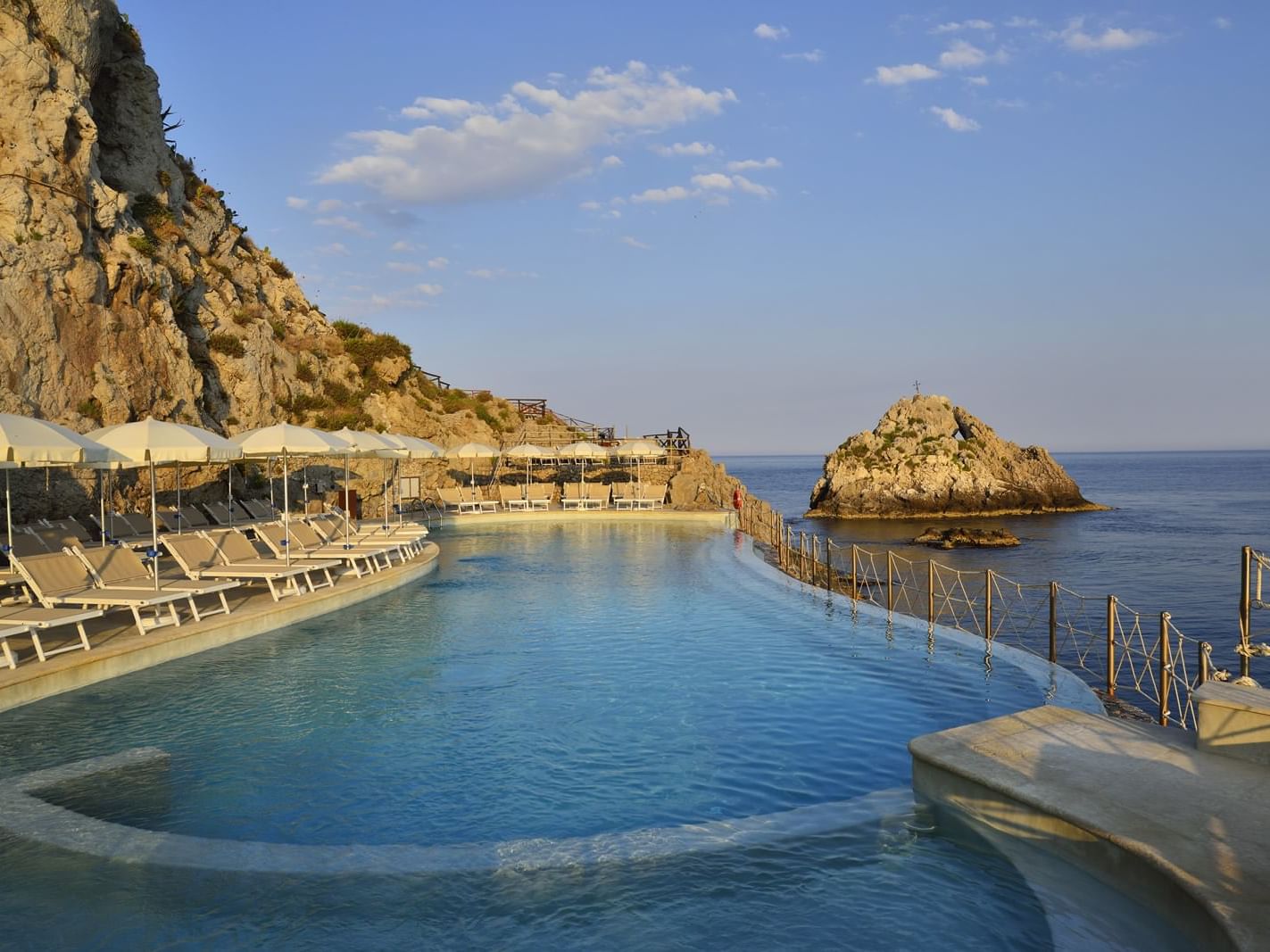 Infinity pool sul meraviglioso mare della Sicilia.