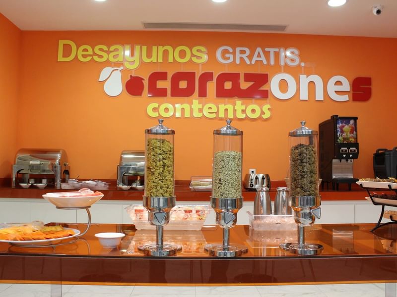 Dispensadores de cereales en la sala de desayunos de One Hotels