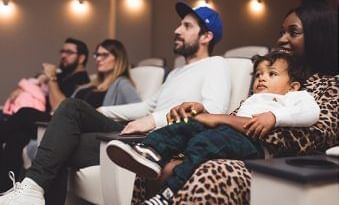 Collage d'une famille en train de regarder un film, de profiter de la piscine intérieure et de dîner à l'hôtel X pour célébrer Pâques