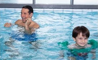 Collage d'une famille en train de regarder un film, de profiter de la piscine intérieure et de dîner à l'hôtel X pour célébrer Pâques