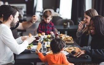 Collage d'une famille en train de regarder un film, de profiter de la piscine intérieure et de dîner à l'hôtel X pour célébrer Pâques