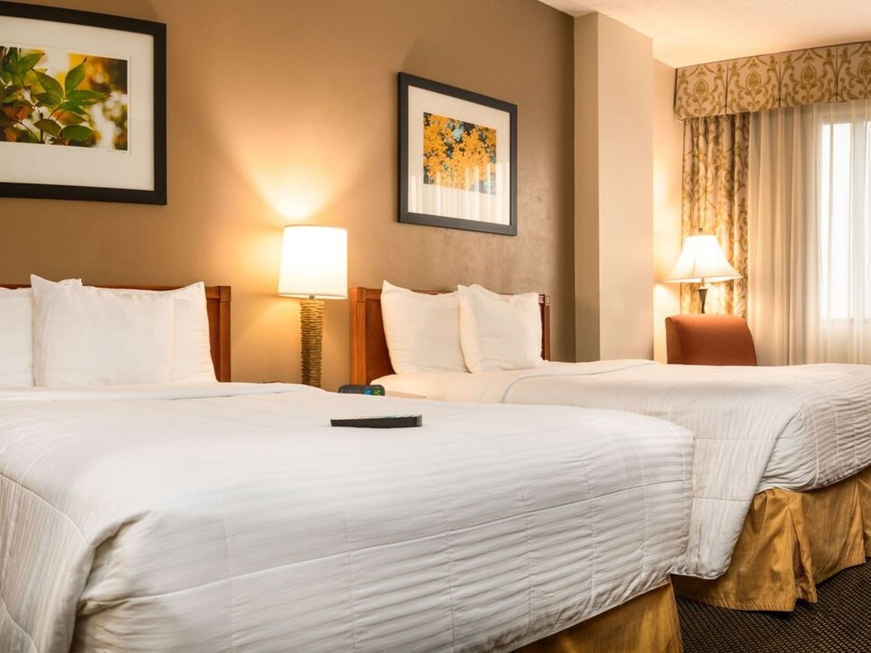 Twin beds in Luxury Double room at MCM Elegante Beaumont