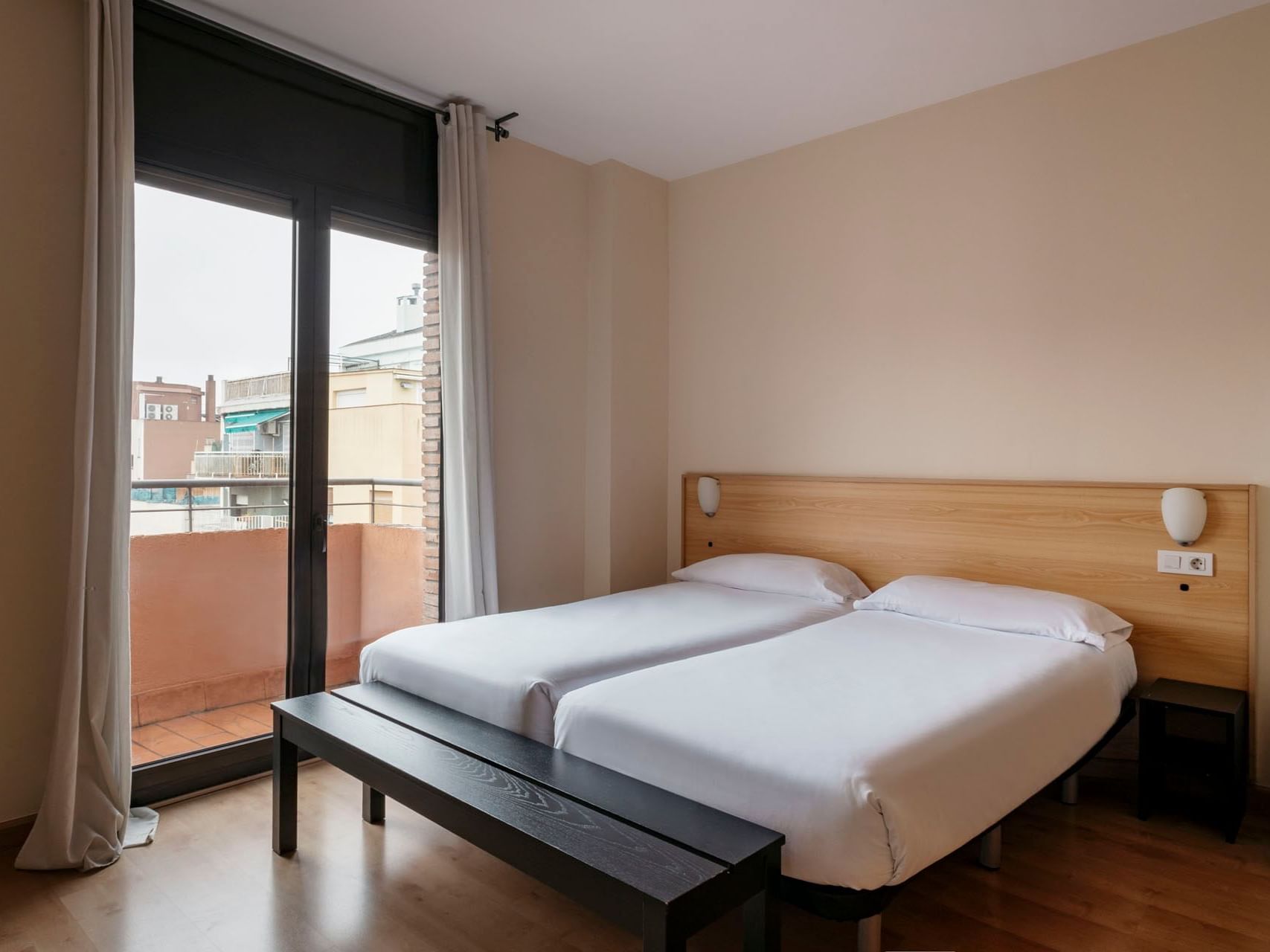 Bedroom arrangement in a room at Barcelona Apartment