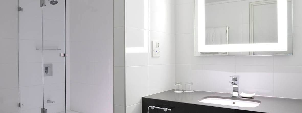 Deluxe Twin Room bathroom at Novotel Melbourne on Collins