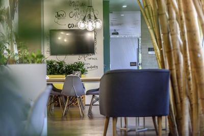 An office aera with friendly workspace at Diez Hotel Categoría