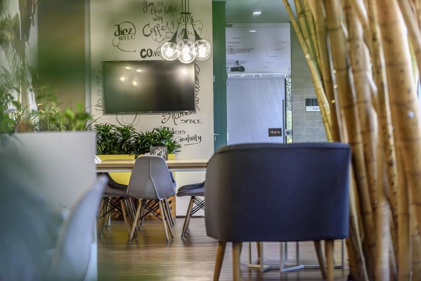 An office aera with friendly workspace at Diez Hotel Categoría