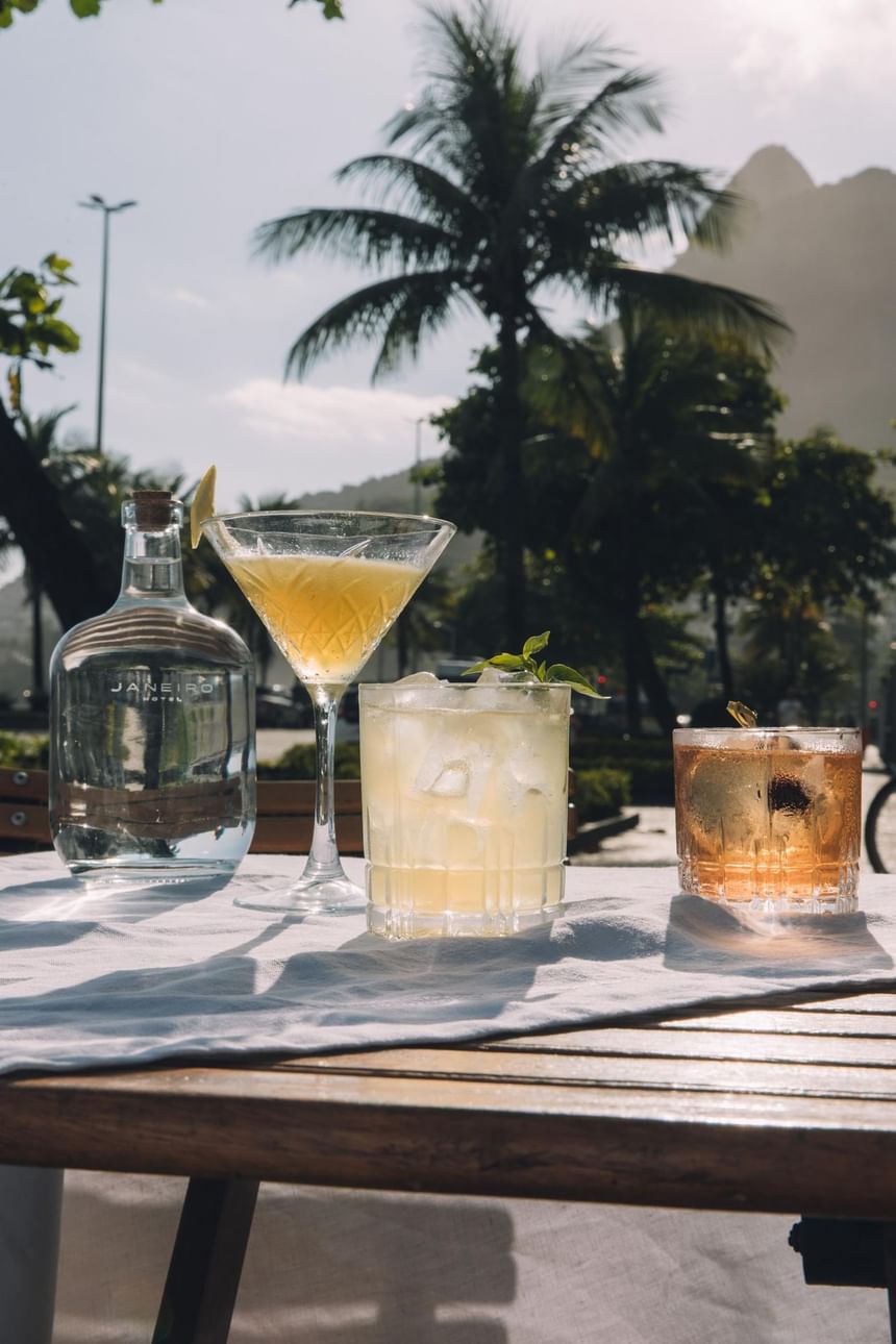 Mesa com os melhores drinks do bar externo do Janeiro Hotel com bela vista do calçadão do leblon.