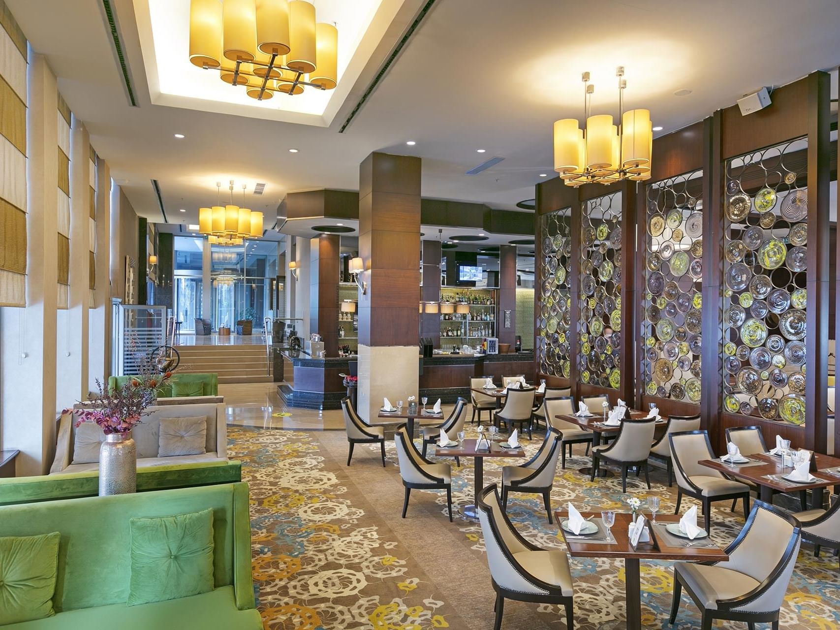 Titanic Business Kartal’ın Titanic Coffee alanında, konforlu koltuklarla tamamlanmış zarif yemek masalarıyla sıcak ve davetkâr bir atmosfer sizi karşılıyor