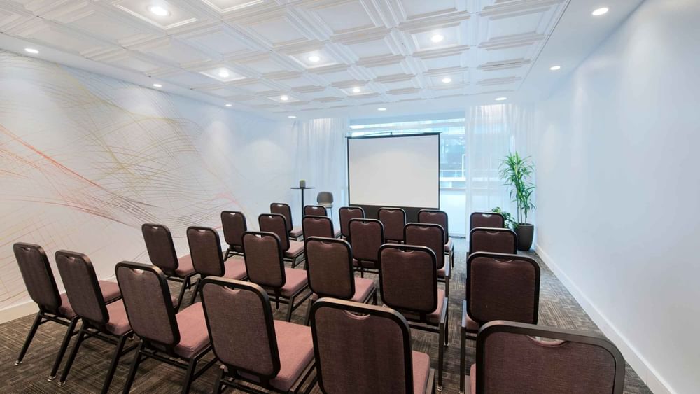 Theatre set-up with a projector screen in a meeting room at Warwick Le Crystal Montreal