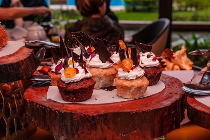 Cupcakes servidos en una exhibición de madera en Iguazu Grand Resort