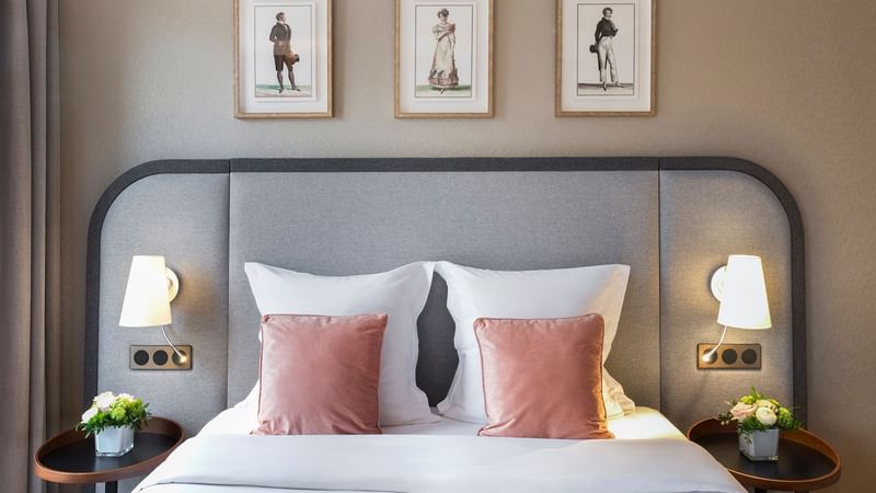 Queen bed of Deluxe Room at Warwick Reine Astrid - Lyon