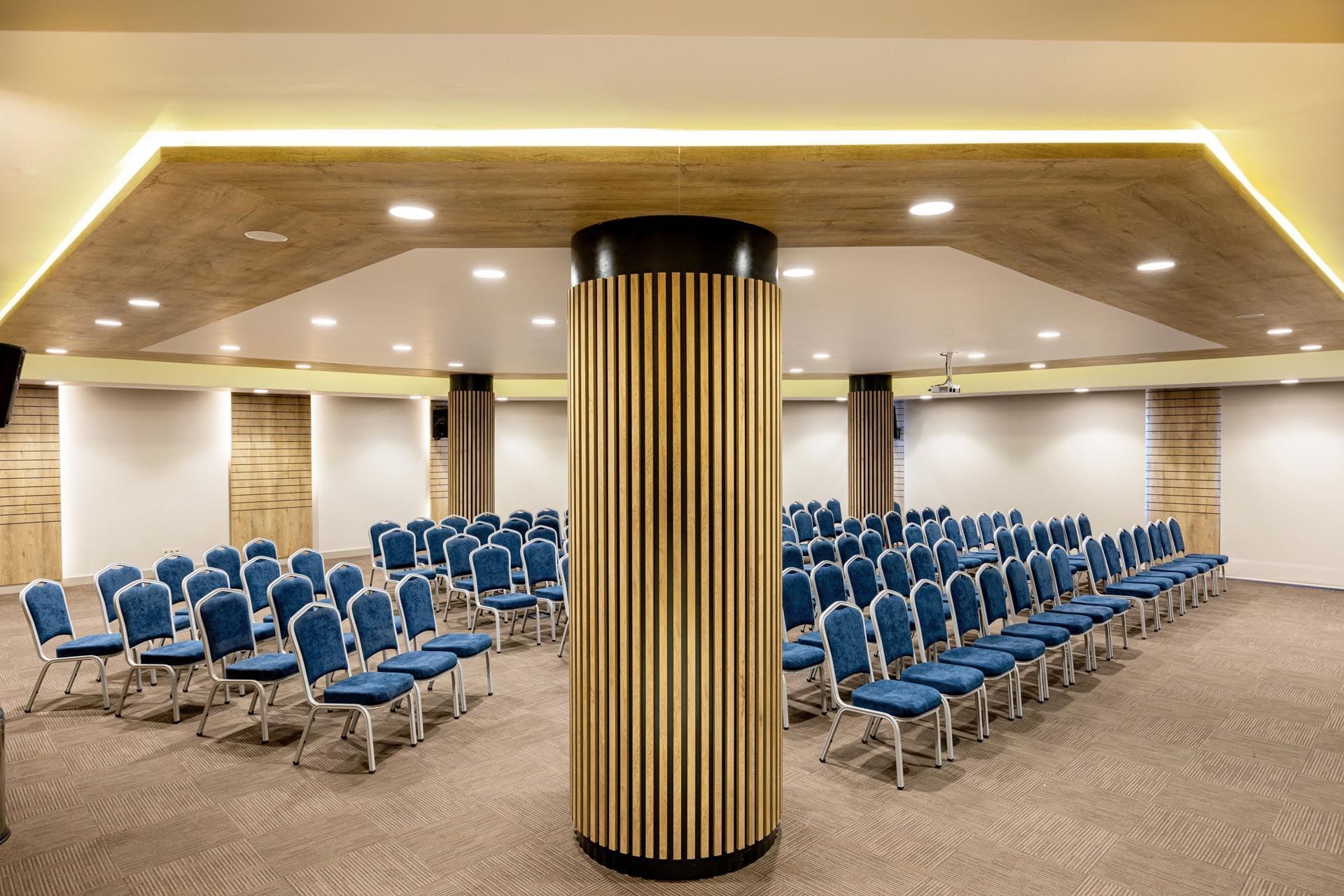 Sala de reuniones con mesa y sillas