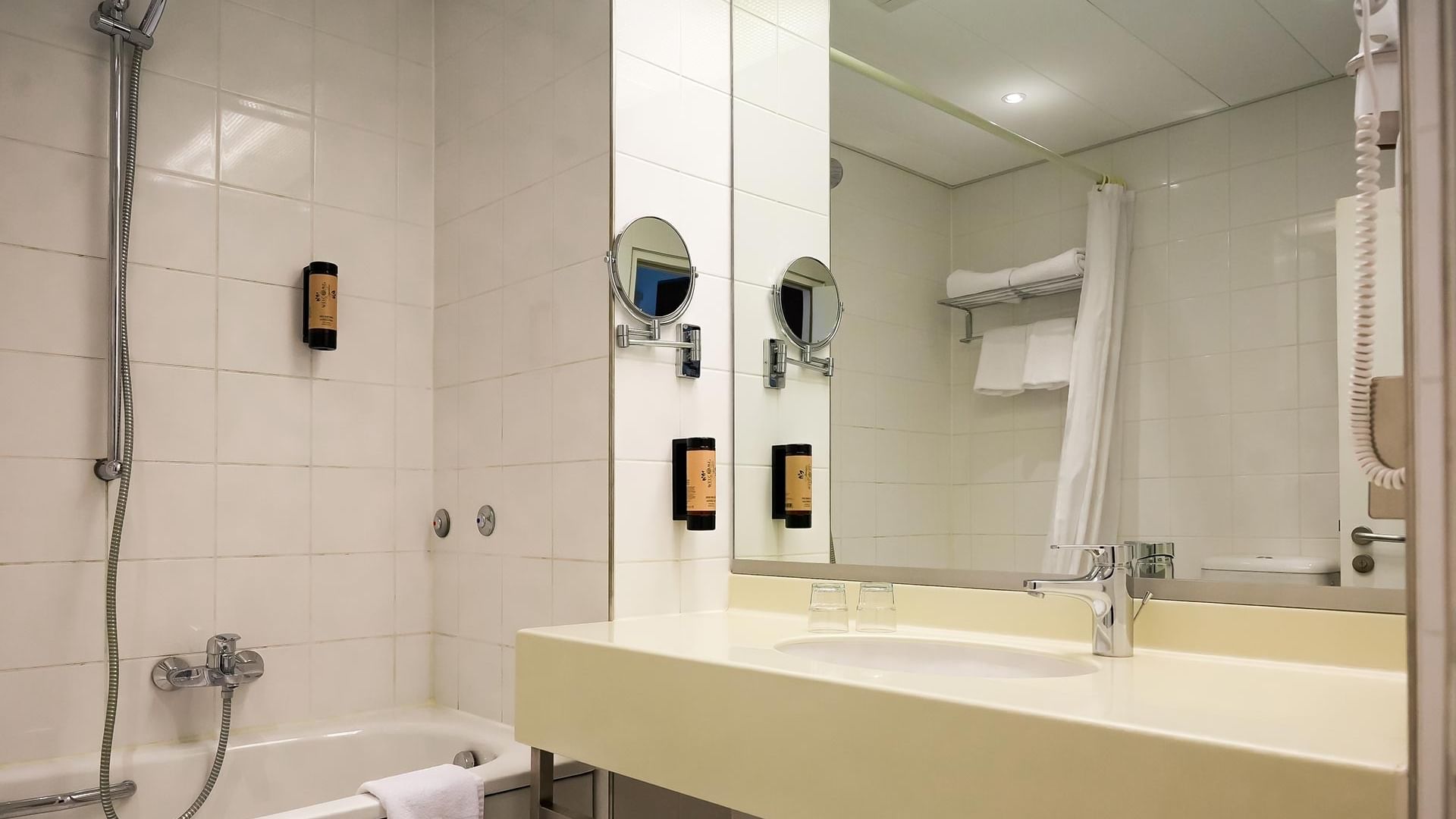 Badezimmer des Standard Doppelzimmers im Sylter Hof Berlin.