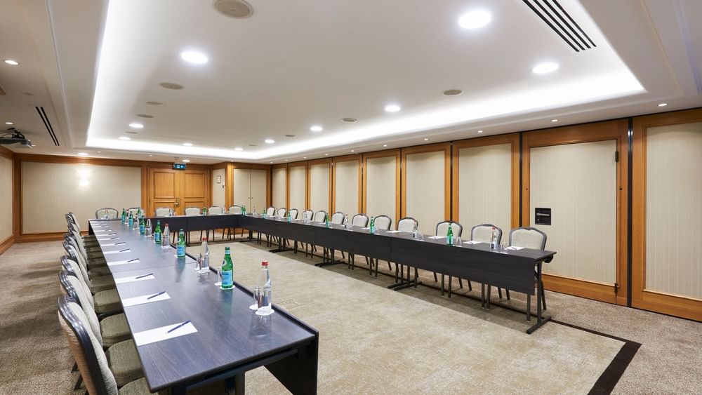 Table en U installée dans un Duquesnoy B à Warwick Bruxelles