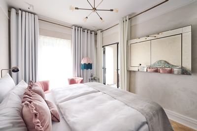 Hotelzimmer Petit mit TV hinter Spiegel im Hotel MOTTO Wien