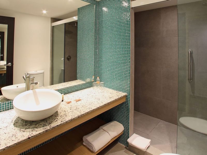 Baño con espejo y ropa de baño en One Hotels