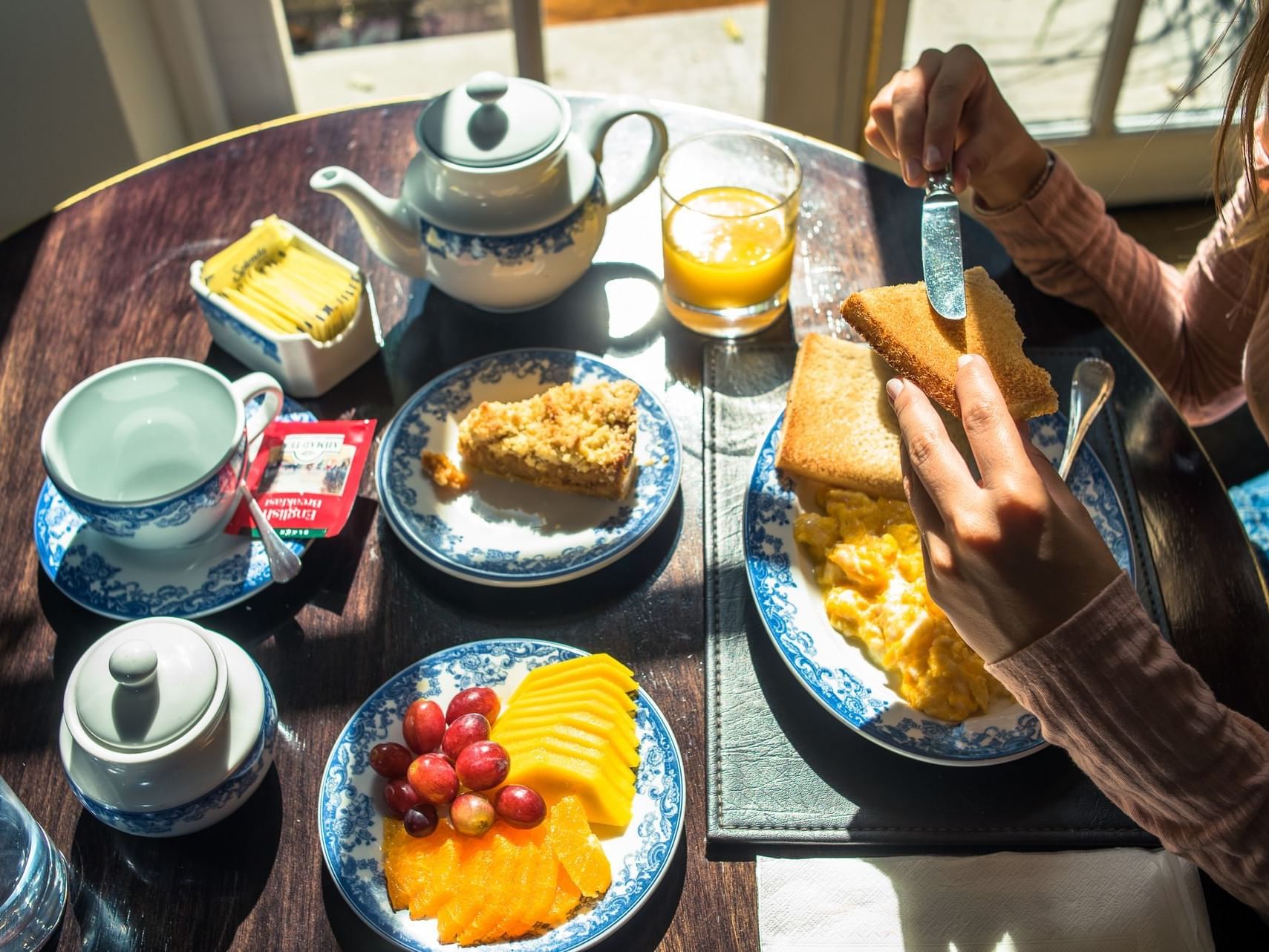 A lady having breakfast at Hotel Boutique Le Reve