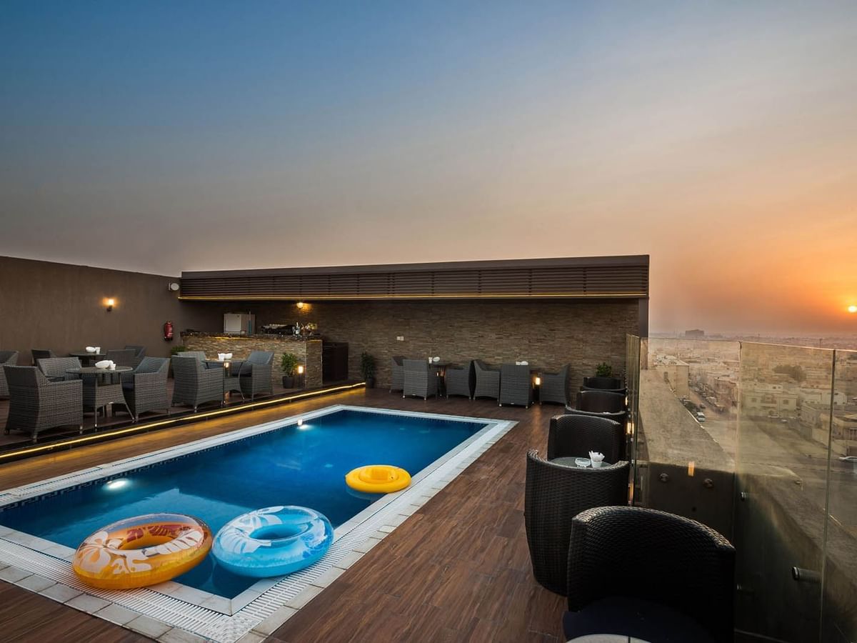 مسبح على السطح مع عوامات قابلة للنفخ في فندق نافيتي باي وارويك الدمام