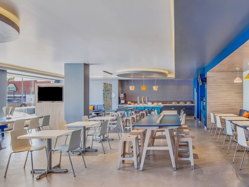Interior del comedor de una sala de desayunos de One Hotels