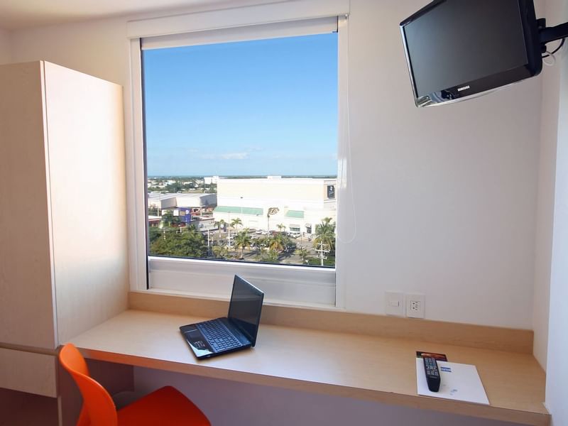 Zona de estudio con TV en habitación Superior de One Hotels