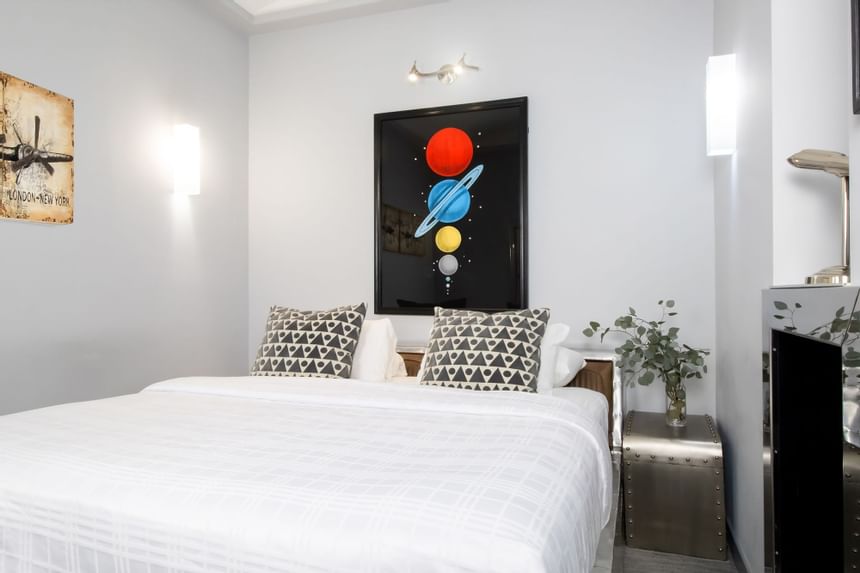 King bed, wall paintings & wall lamps in King Premiere at Retro Suites Hotel