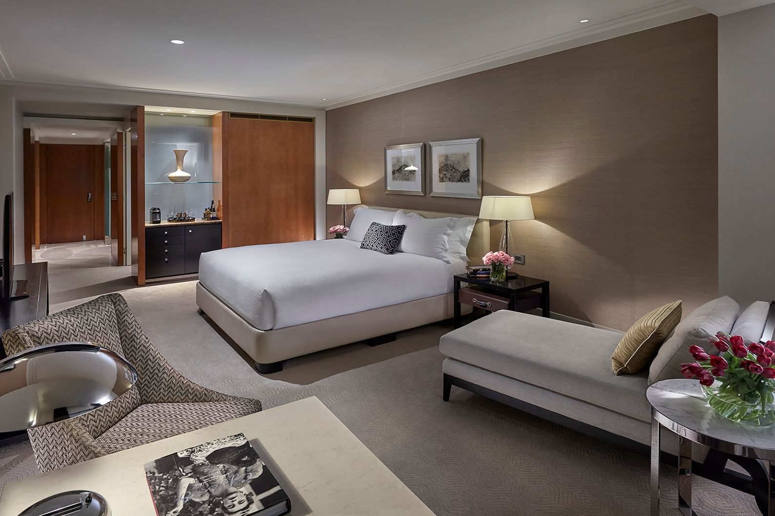 Deluxe King Room Accommodation At Crown Towers Melbourne