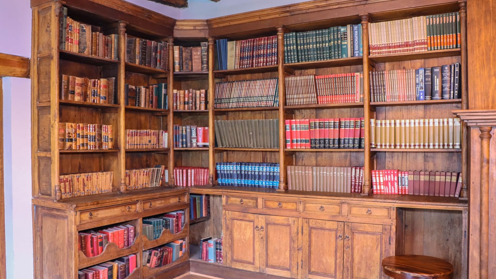 Bookshelves in a Meeting Room at Gamma Morelia Vista Bella