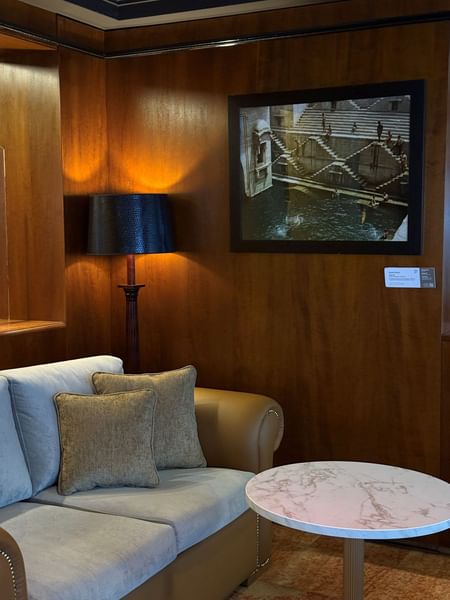 Comfortable lounge area with a couch and lamp in the Lobby Bar at Warwick Grand-Place Brussels.