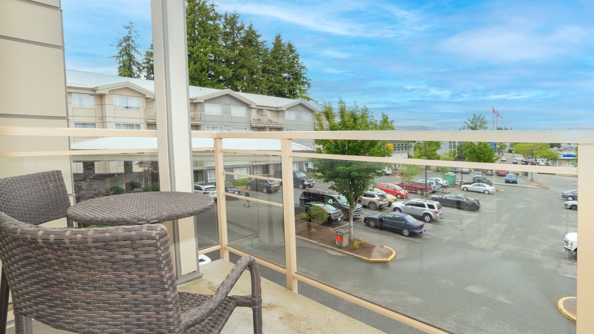 Standard Suite, 1 Split King, Kitchenette, Balcony | Sandman Hotel ...