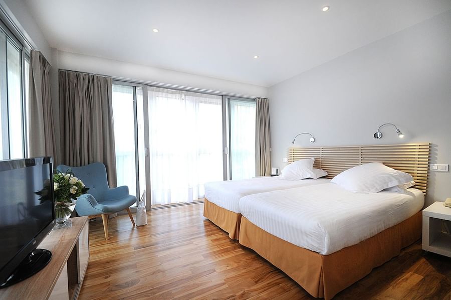 Deux lits simples et une télévision dans les suites du Splendid Hotel & Spa Nice