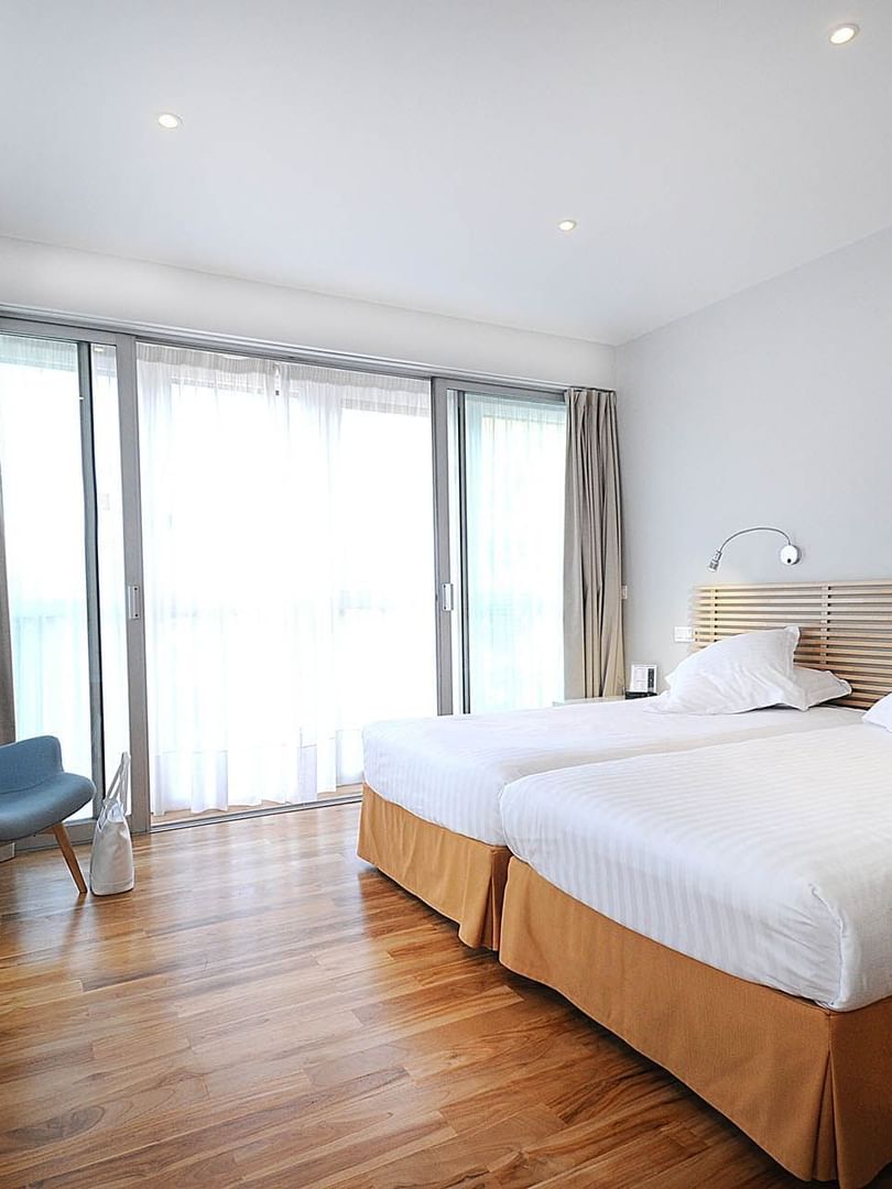Deux lits simples et une télévision dans les suites du Splendid Hotel & Spa Nice