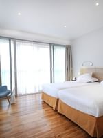 Deux lits simples et une télévision dans les suites du Splendid Hotel & Spa Nice