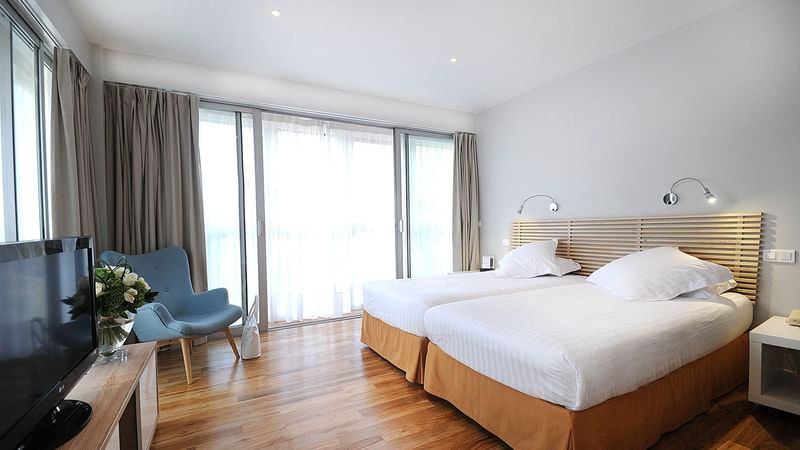 Two single beds and a television in Suites at Splendid Hotel & Spa Nice