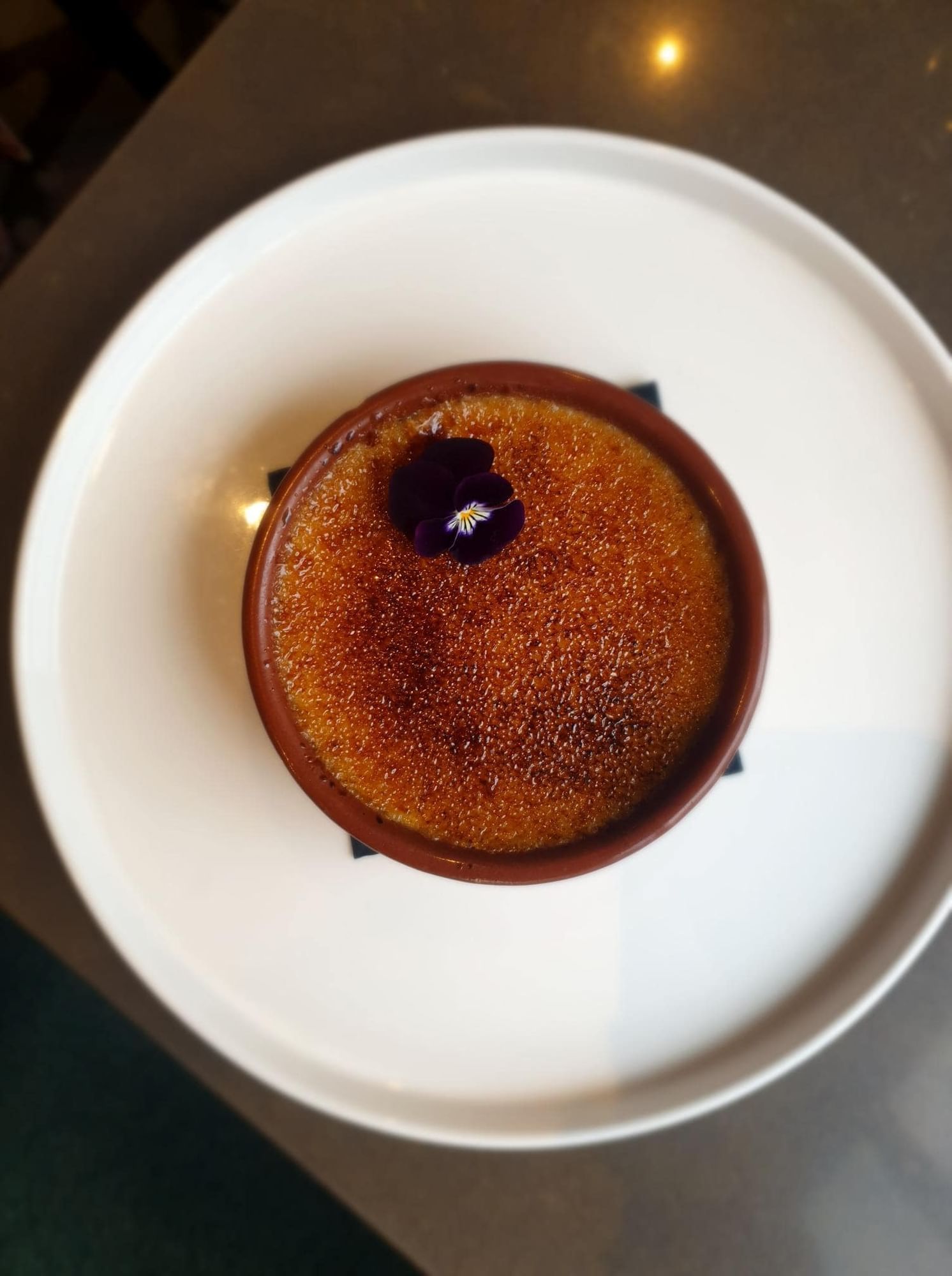 Crème brûlée servie au restaurant, Oceania Brest Centre