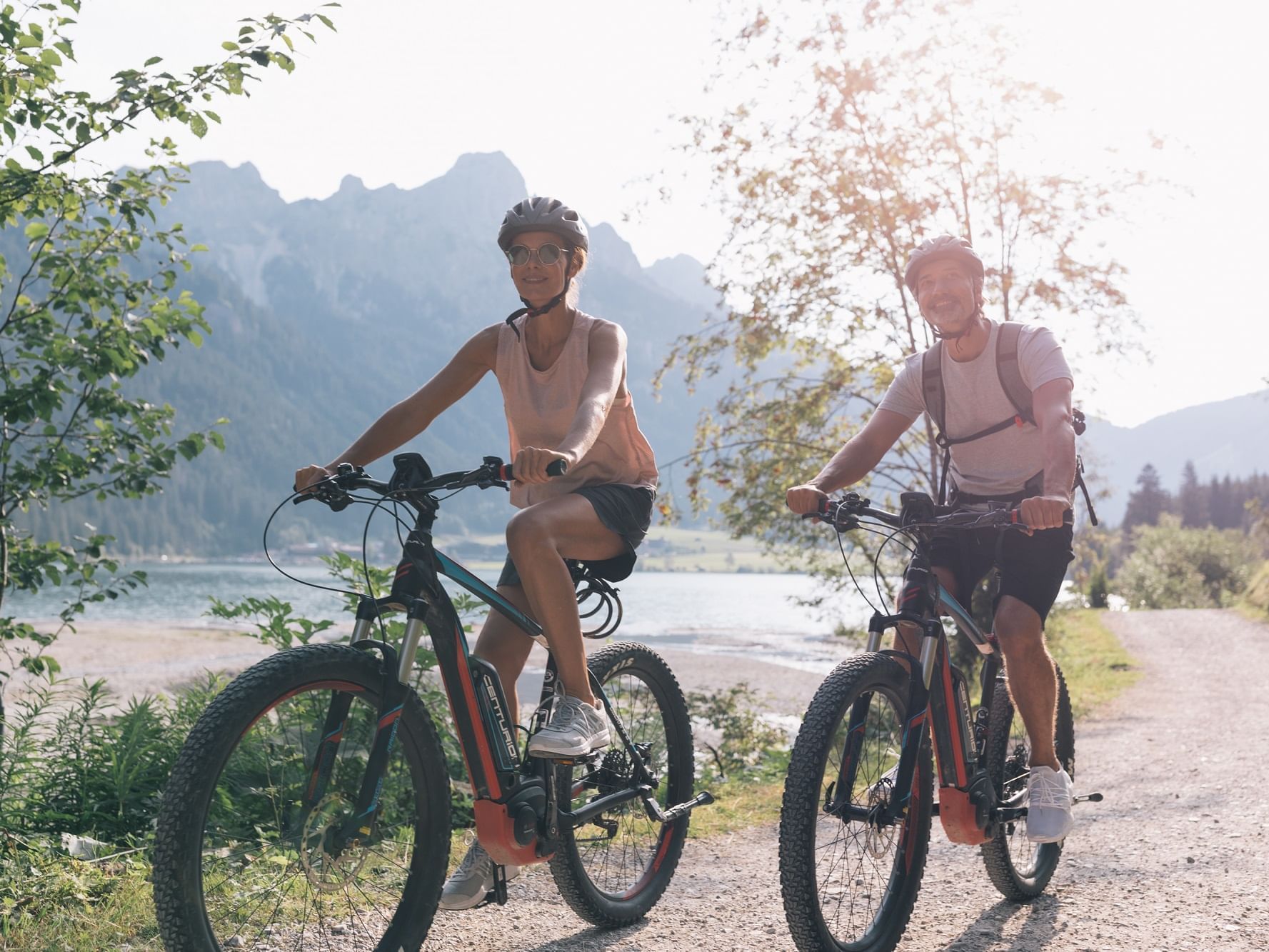 aktive Gäste auf E-Bike in der Natur rund um das Wellnesshotel Liebes Rot Flüh, Tannheimer Tal