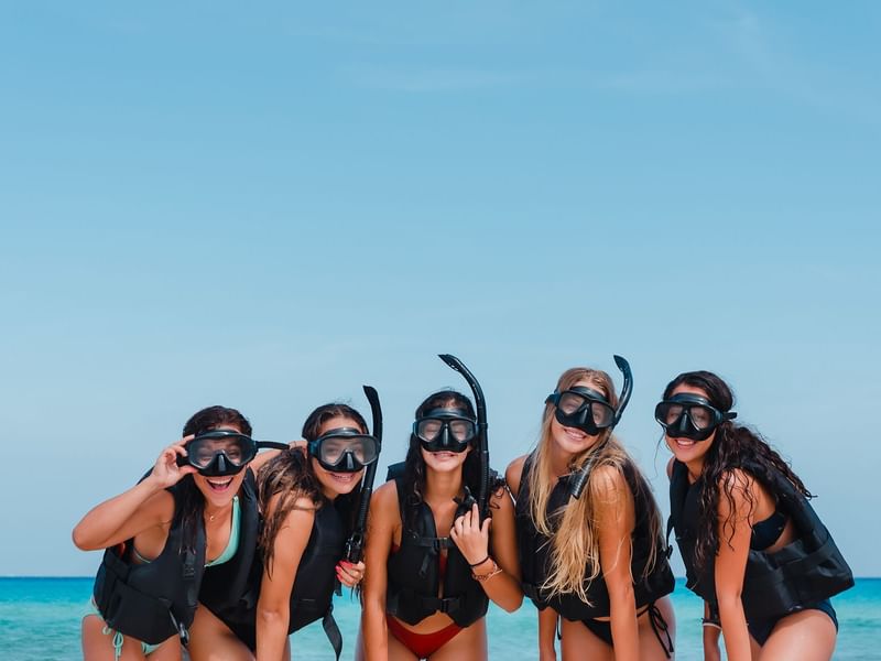 Cinco chicas preparándose para bucear en The Reef Coco Beach Hotel